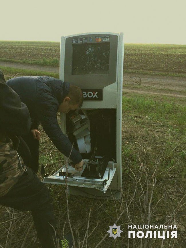 Впіймали на гарячому: на Миколаївщині затримали крадіїв терміналів. ФОТО