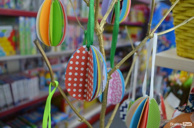 Традиційні писанки, яскраві курчатка і апетитні паски: великодній Луцьк. ФОТОРЕПОРТАЖ