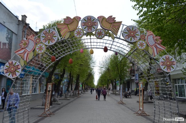 Традиційні писанки, яскраві курчатка і апетитні паски: великодній Луцьк. ФОТОРЕПОРТАЖ