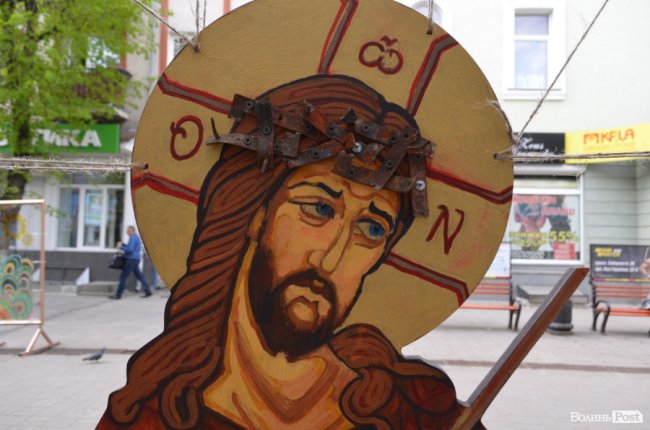 Традиційні писанки, яскраві курчатка і апетитні паски: великодній Луцьк. ФОТОРЕПОРТАЖ