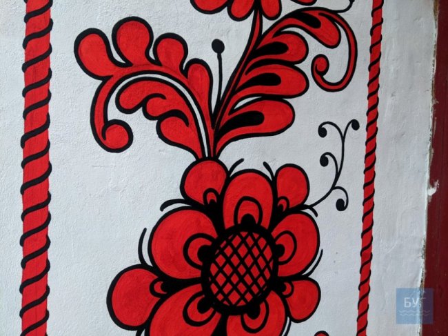 На Волині під'їзди до багатоповерхівки ОСББ прикрасили квітковими розписами. ФОТО