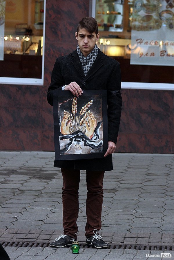 У Луцьку вшанували річницю Голодомору за допомогою картин. ФОТО