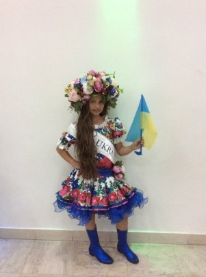 Луцька міні-Міс Планета перевертає дім догори дриґом і займається боксом. ФОТО