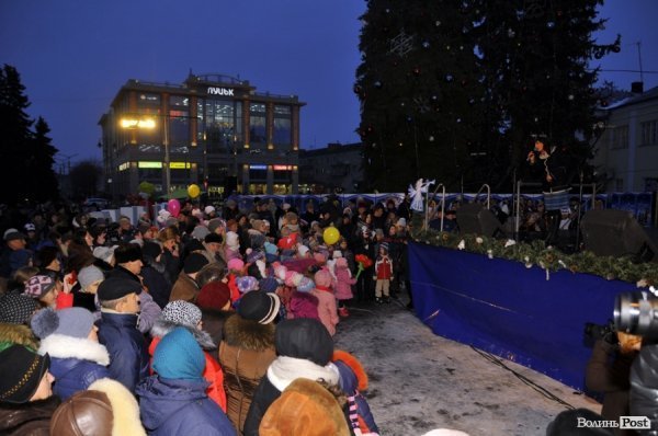 У Луцьку засяяла головна ялинка