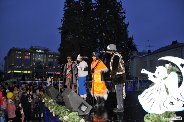 У Луцьку засяяла головна ялинка