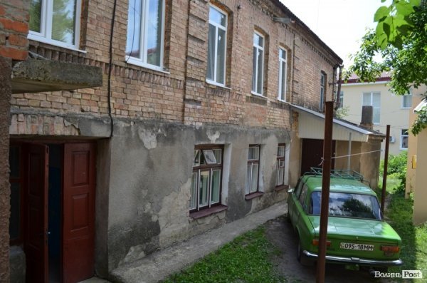 Протест по-луцьки: помиї - під стіни мерії. ФОТО