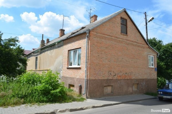 Протест по-луцьки: помиї - під стіни мерії. ФОТО