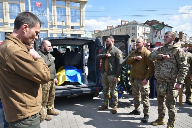З 2014-го виховав сотні видатних бійців: попрощались з головним сержантом «Хартії», лучанином Олександром Ющенком