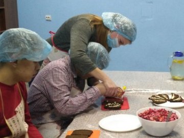 Печуть десерти, вчаться прибирати: у луцькому центрі відбуваються заняття із соціалізації дітей з аутизмом. ВІДЕО