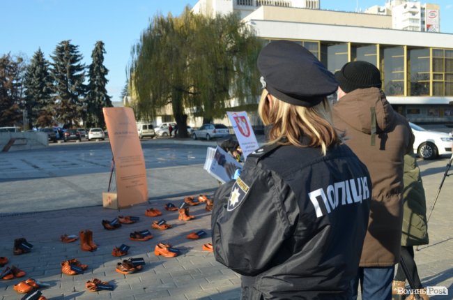 Їх більше немає: у центрі Луцька розмістили арт-інсталяцію із взуття, яке символізує жертв насильства