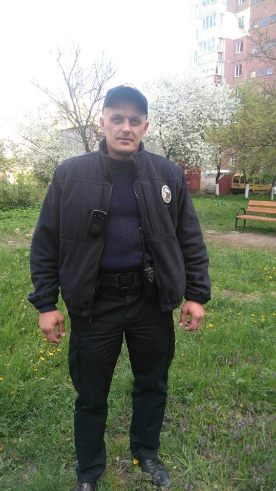 У Луцьку батьки не могли потрапити в квартиру, в якій зачинилась малолітня дитина. ФОТО