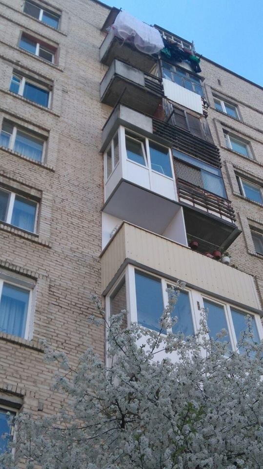 У Луцьку батьки не могли потрапити в квартиру, в якій зачинилась малолітня дитина. ФОТО