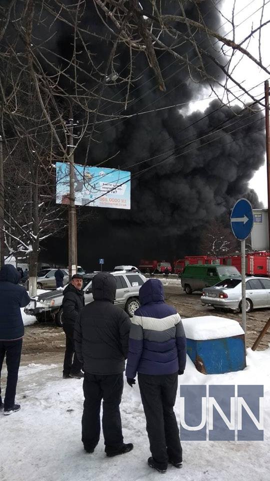Велика пожежа у Чернівцях: горить речовий ринок. ФОТО. ВІДЕО. 