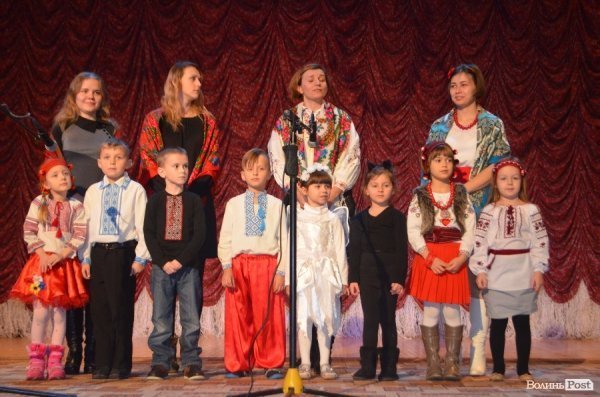 У Луцьку лунали колядки під волинку. ФОТО