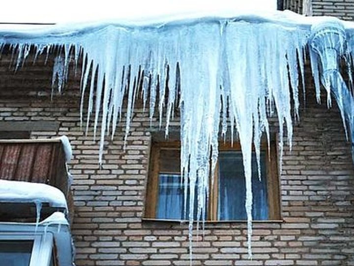Як у Луцьку борються з бурульками та снігом на дахах. ВІДЕО