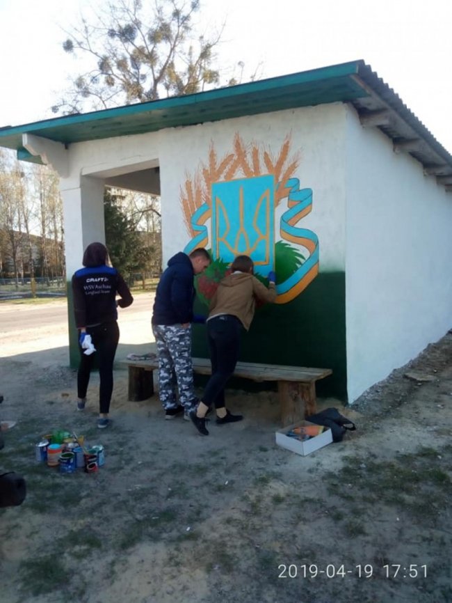 На Волині селяни перетворили зупинку у витвір мистецтва. ФОТО