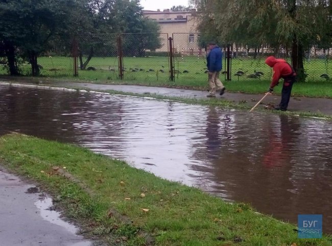 Потоп у Нововолинську: авто пливуть вулицею