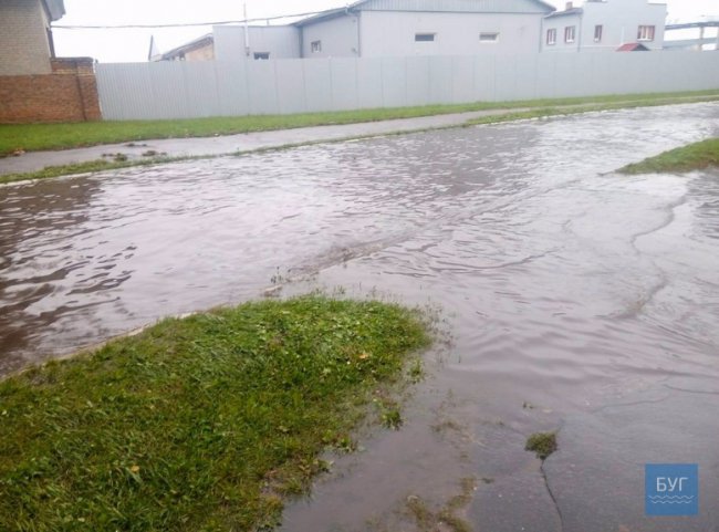 Потоп у Нововолинську: авто пливуть вулицею