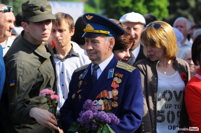 З маками і трояндами: у Луцьку відзначили річницю перемоги над нацизмом. ФОТО