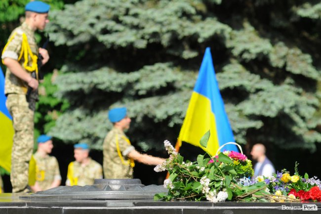 З маками і трояндами: у Луцьку відзначили річницю перемоги над нацизмом. ФОТО