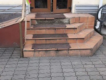 Луцький магазин отримав припис через аварійні сходи. ФОТО