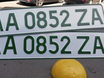 В Україні власники електромобілів можуть забрати з номерів літеру «Z» 