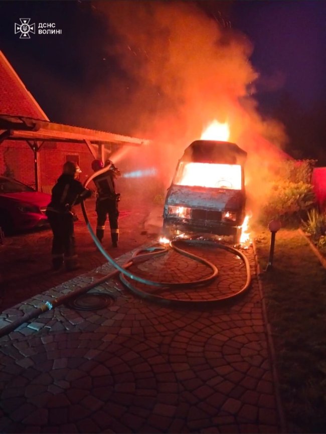 На Волині горів мікроавтобус