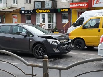 У Луцьку на Перемоги – тягучка через подвійну аварію. ФОТО