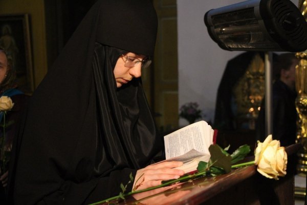 Як луцький митрополит дарував жінкам троянди. ФОТО