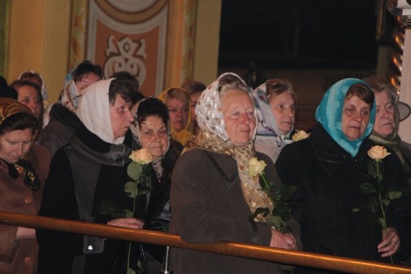 Як луцький митрополит дарував жінкам троянди. ФОТО