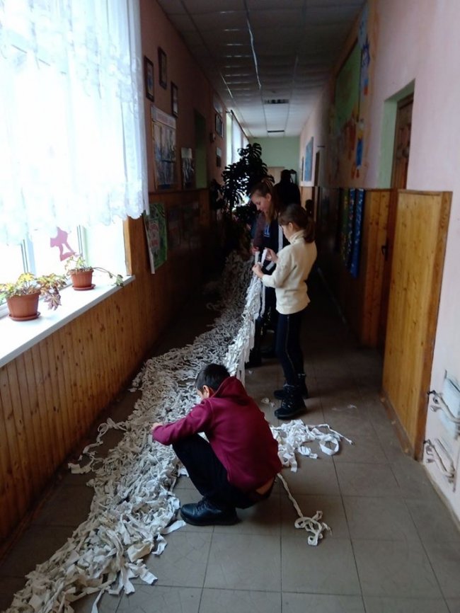 Кожен вузлик зав’язаний з любов’ю: волинські школярі сплели маскувальну сітку для воїнів