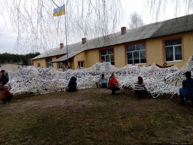 Кожен вузлик зав’язаний з любов’ю: волинські школярі сплели маскувальну сітку для воїнів