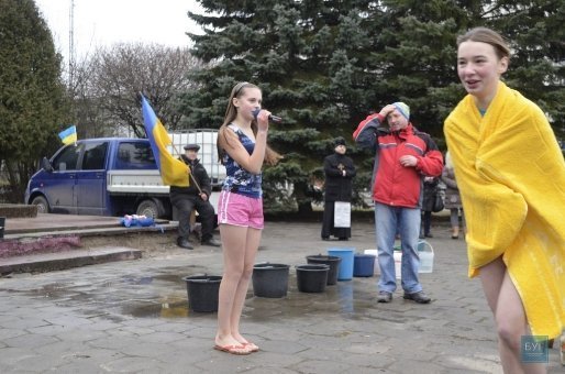 На Волині дорослі і діти обливались водою на допомогу бійцям. ФОТО