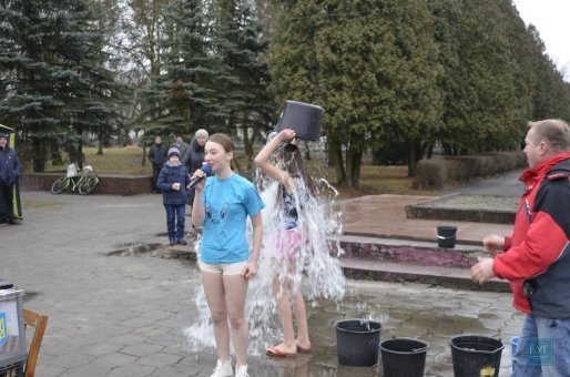 На Волині дорослі і діти обливались водою на допомогу бійцям. ФОТО