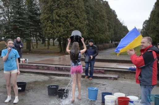 На Волині дорослі і діти обливались водою на допомогу бійцям. ФОТО