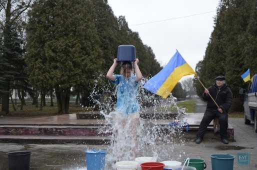 На Волині дорослі і діти обливались водою на допомогу бійцям. ФОТО