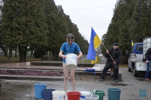 На Волині дорослі і діти обливались водою на допомогу бійцям. ФОТО