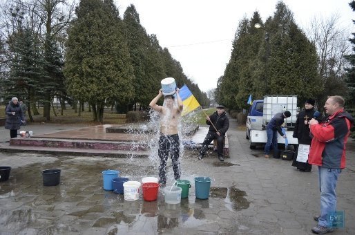 На Волині дорослі і діти обливались водою на допомогу бійцям. ФОТО