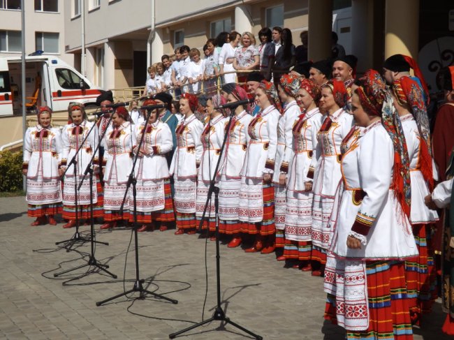 «Коло дружби»: у Сквері майбутнього поблизу волинського перинатального центру посадили туї