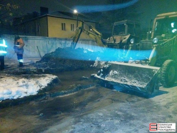 У Луцьку затопило вулицю. Комунальники відкачують воду