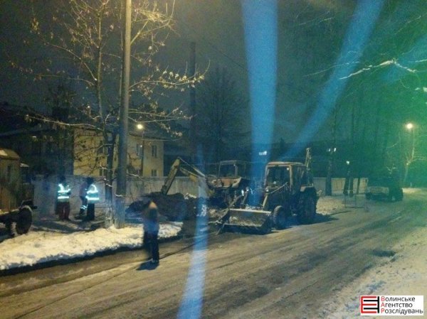 У Луцьку затопило вулицю. Комунальники відкачують воду