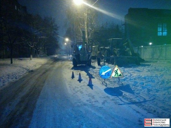 У Луцьку затопило вулицю. Комунальники відкачують воду