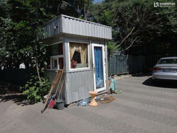 Безхатченки біля пивного клубу «Кораблик» вимагають у водіїв гроші за паркування