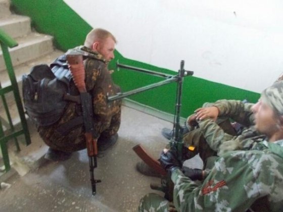 У Шахтарську бойовики фотографуються на фоні мертвих українських військових. ФОТО. ВІДЕО