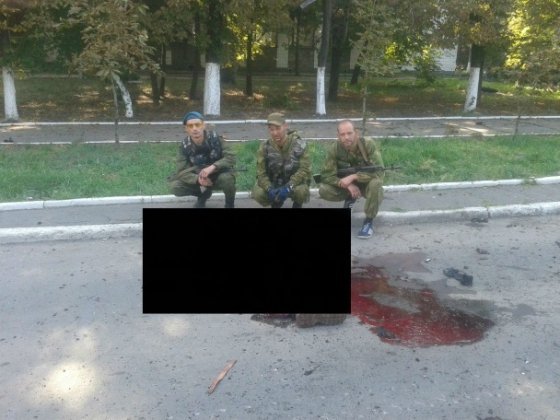 У Шахтарську бойовики фотографуються на фоні мертвих українських військових. ФОТО. ВІДЕО