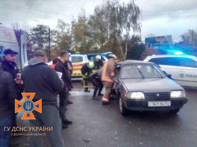 На Волині рятувальники деблокували з автомобіля жінку, яка травмувалася в ДТП