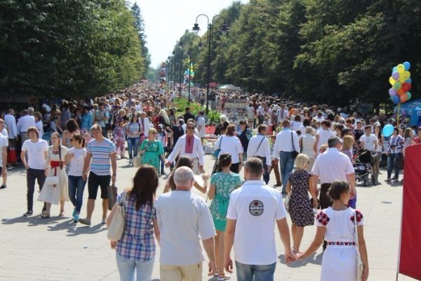 Луцьк ряснів різнобарв’ям квіткових композицій. ФОТО