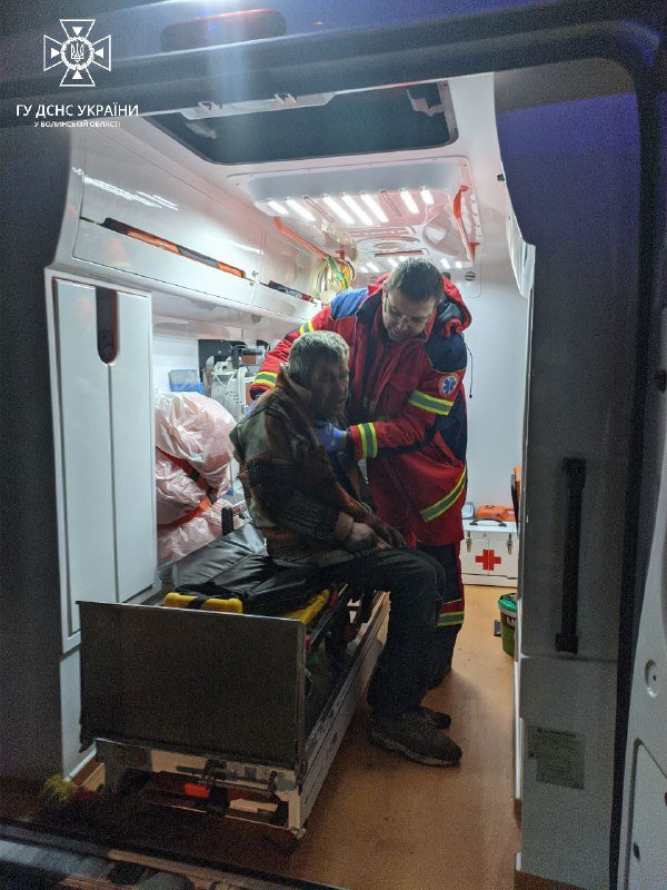 На Волині горів будинок: врятували безхатька, який у погребі облаштував місце для ночівлі 