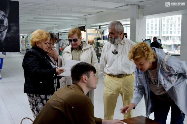 Луцькі пенсіонери лишилися під враженнями від «Генія і безумця» у «Промені»