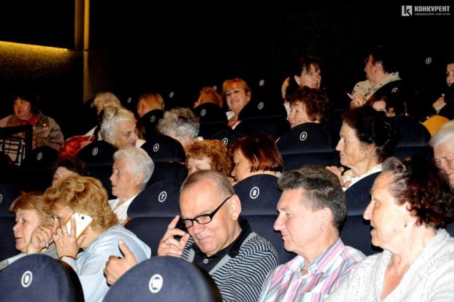 Луцькі пенсіонери лишилися під враженнями від «Генія і безумця» у «Промені»